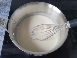 Noix de cajou et basilic dans le mixer