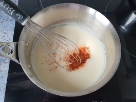 Noix de cajou et basilic dans le mixer