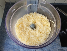 Noix de cajou et basilic dans le mixer