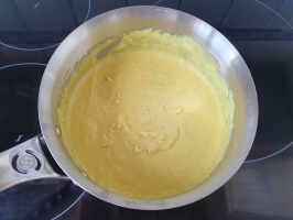 Noix de cajou et basilic dans le mixer