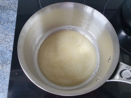 Noix de cajou et basilic dans le mixer