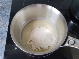 Noix de cajou et basilic dans le mixer