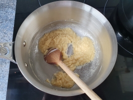 Noix de cajou et basilic dans le mixer