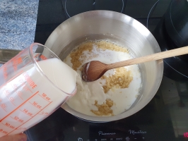 Noix de cajou et basilic dans le mixer