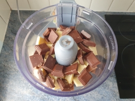 Noix de cajou et basilic dans le mixer