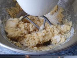 Noix de cajou et basilic dans le mixer