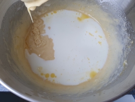 Noix de cajou et basilic dans le mixer