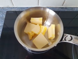 Noix de cajou et basilic dans le mixer