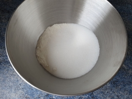 Noix de cajou et basilic dans le mixer