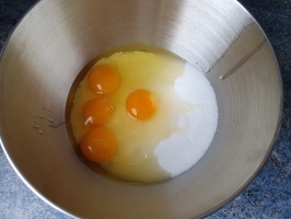 Noix de cajou et basilic dans le mixer