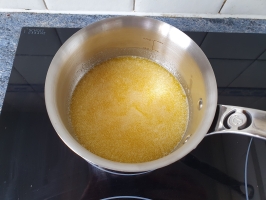 Noix de cajou et basilic dans le mixer