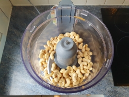 Noix de cajou et basilic dans le mixer