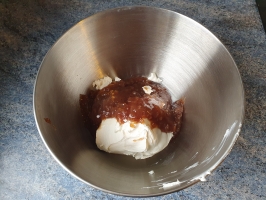 Noix de cajou et basilic dans le mixer