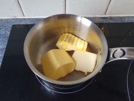 Noix de cajou et basilic dans le mixer