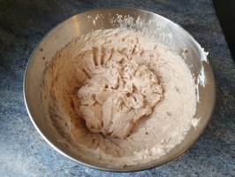 Noix de cajou et basilic dans le mixer