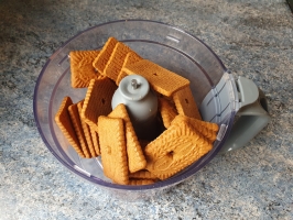 Noix de cajou et basilic dans le mixer