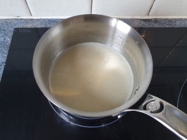 Noix de cajou et basilic dans le mixer