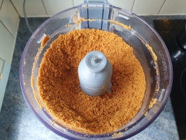 Noix de cajou et basilic dans le mixer