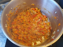 Noix de cajou et basilic dans le mixer