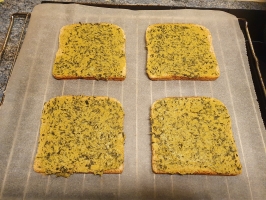 Noix de cajou et basilic dans le mixer