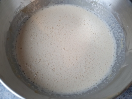 Noix de cajou et basilic dans le mixer