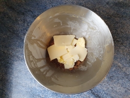 Noix de cajou et basilic dans le mixer