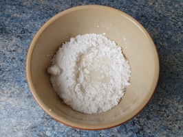 Noix de cajou et basilic dans le mixer