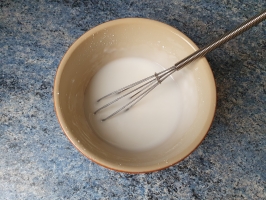 Noix de cajou et basilic dans le mixer