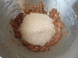 Noix de cajou et basilic dans le mixer