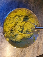 Noix de cajou et basilic dans le mixer