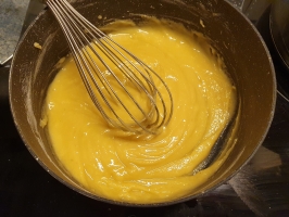 Noix de cajou et basilic dans le mixer