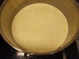 Noix de cajou et basilic dans le mixer