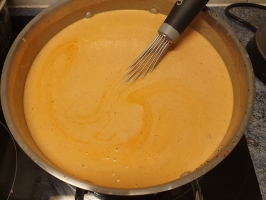 Noix de cajou et basilic dans le mixer