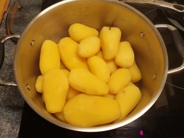 Noix de cajou et basilic dans le mixer