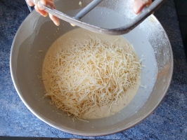 Noix de cajou et basilic dans le mixer