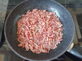 Noix de cajou et basilic dans le mixer