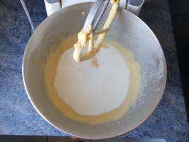 Noix de cajou et basilic dans le mixer