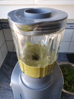 Noix de cajou et basilic dans le mixer