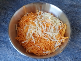 Noix de cajou et basilic dans le mixer