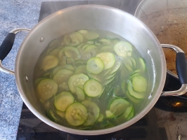 Noix de cajou et basilic dans le mixer