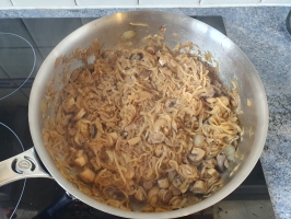 Noix de cajou et basilic dans le mixer