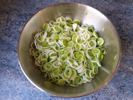 Noix de cajou et basilic dans le mixer