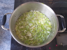 Noix de cajou et basilic dans le mixer