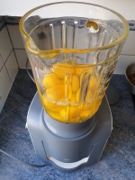 Noix de cajou et basilic dans le mixer