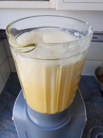 Noix de cajou et basilic dans le mixer