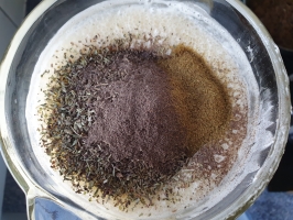 Noix de cajou et basilic dans le mixer