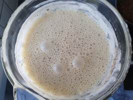 Noix de cajou et basilic dans le mixer