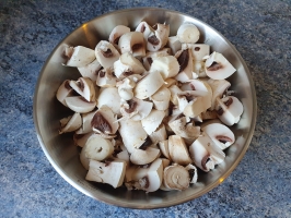 Noix de cajou et basilic dans le mixer