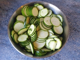 Noix de cajou et basilic dans le mixer
