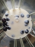 Noix de cajou et basilic dans le mixer